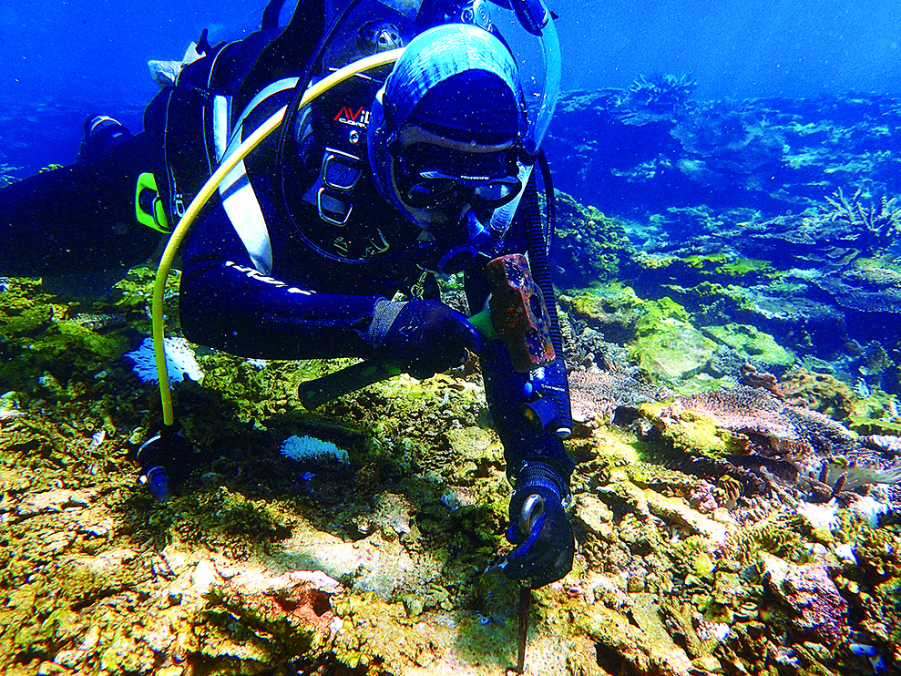 ｜於珊瑚礁總體檢時設定錨點，劃定檢測範圍／海管處 提供