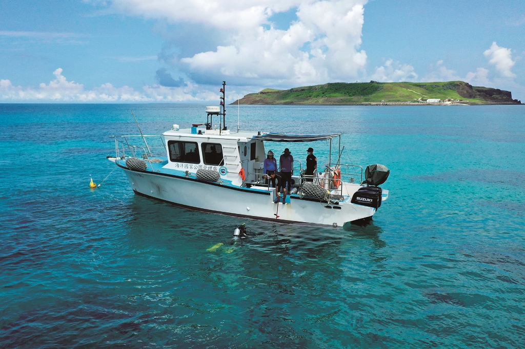 ｜海管處每年於澎湖南方四島海域進行珊瑚礁總體檢／吳明翰 攝