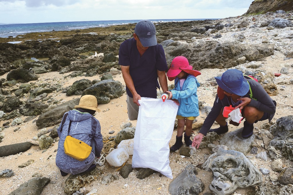 導覽活動結束後，解說員帶領遊客撿拾垃圾／陳忠能 攝