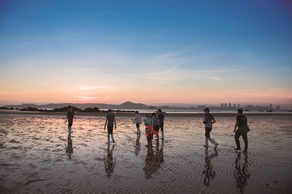 ｜晚霞滿天的退潮時刻，是探索潮間帶的最佳時間／金管處 提供
