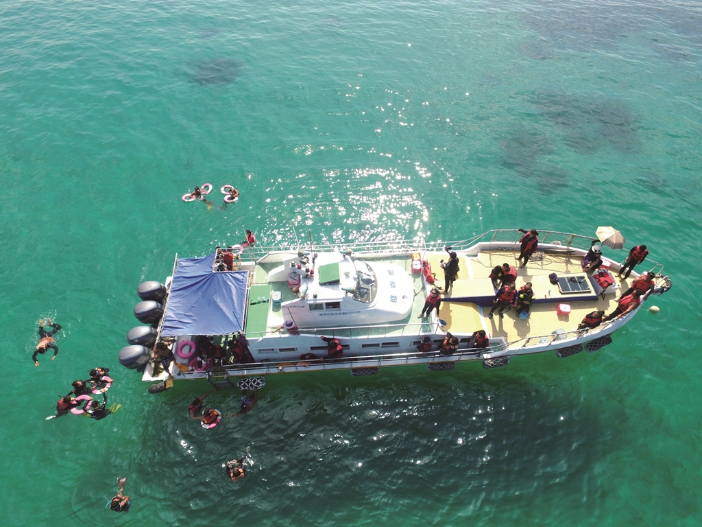 ｜水域遊憩是夏日消暑最佳選擇／珊瑚礁遊艇公司 提供
