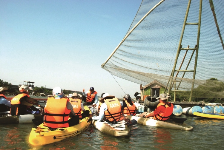 ｜從事水域活動須著合格救生衣，並有專業教練帶領／台管處 提供
