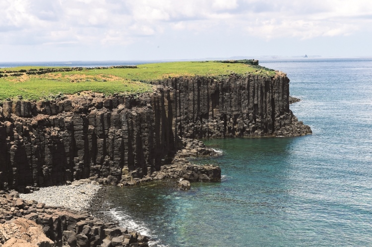 ｜澎湖南方四島地質景觀特殊，圖為西吉嶼的玄武岩地質景觀／海管處 提供
