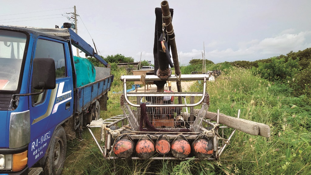｜擁有高壓水柱的管筏，讓團隊能夠用以營造微棲地／邱郁文 攝