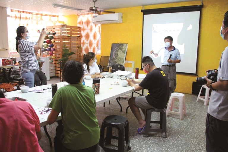 ｜向里民宣導採收藻類植物龍鬚菜的明智利用行動／邱郁文 攝
