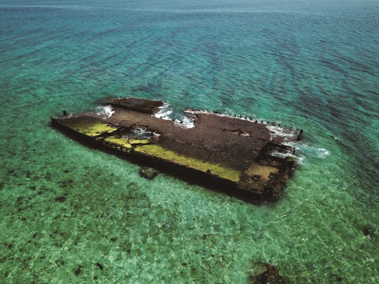｜過去沉沒、擱淺於東沙環礁上的船隻／蘇淮 攝
