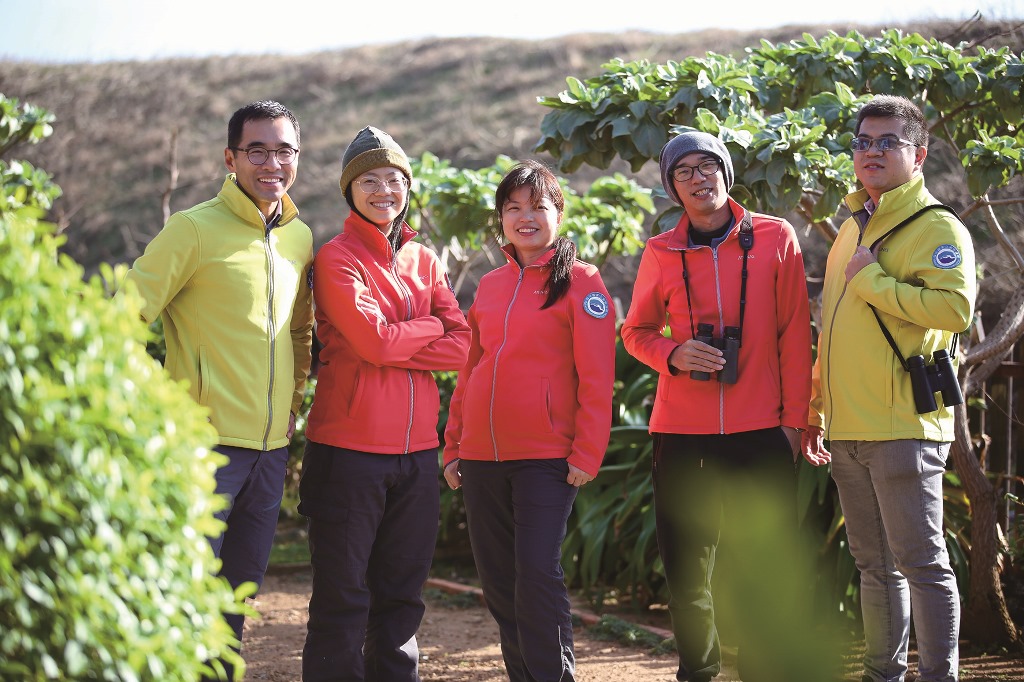 ｜東吉管理站夥伴的合影，左起吳明翰、郭碧仙、朱巧雯主任、張哲豪、周邦鴻
