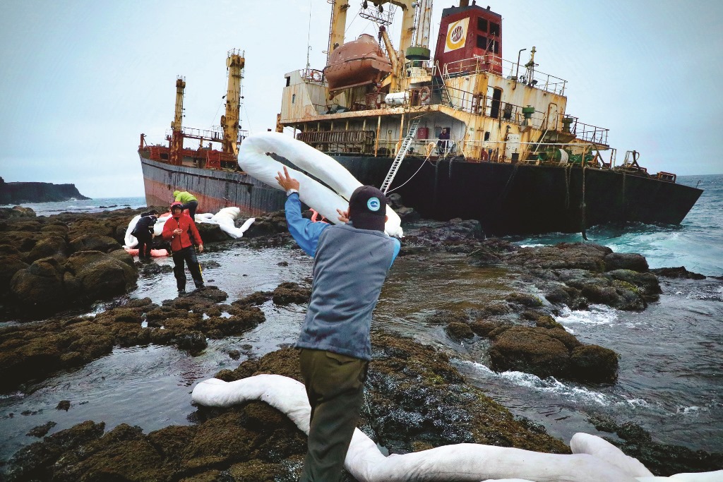 ｜ 透過說書般的敘事和影像，讓讀者親臨現場目擊第一線工作人員的生活
