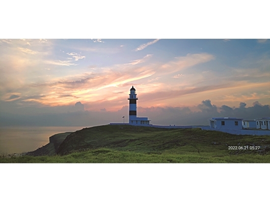 ｜清晨時分的東吉嶼燈塔／張本源 提供