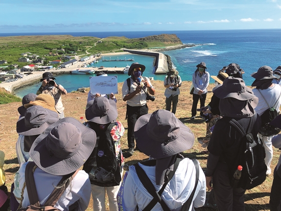 ｜解說員向「吉流勇闖黑水溝」參與者介紹東吉嶼之美／海管處 提供