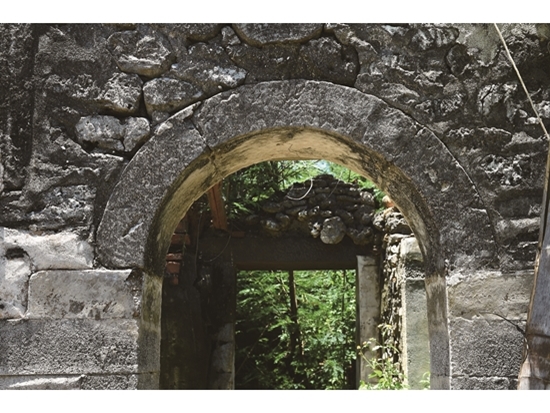 ｜洋樓遺跡中依稀可見仿巴洛克式的柱頭裝飾／海管處 提供