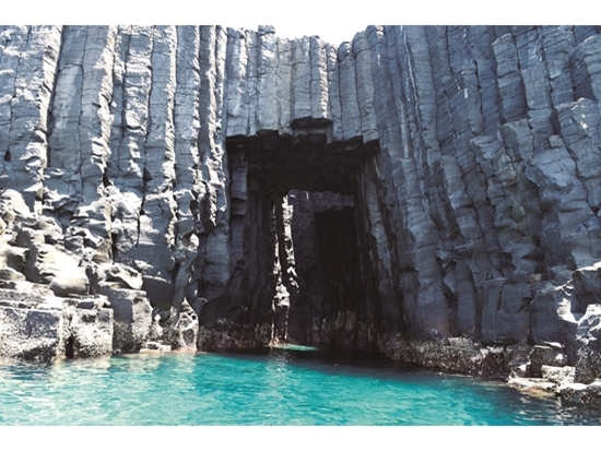 ｜西吉灶籠由玄武岩地形經海浪侵蝕而形成／海管處 提供