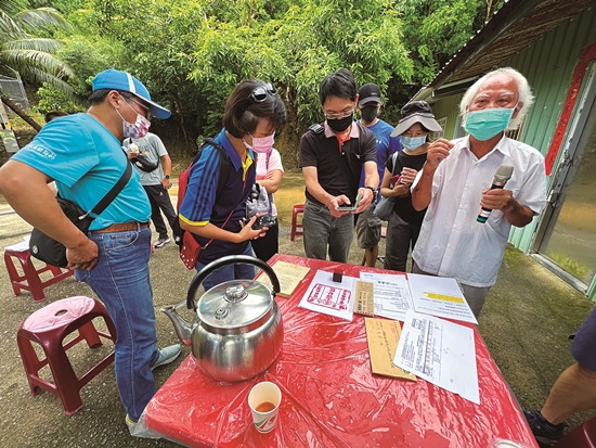 ｜品茗時茶園主人為遊客解說港口茶的由來／陳忠能 攝