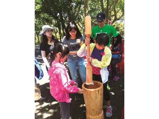 ｜參加導覽的民眾體驗搗麻糬／墾管處 提供