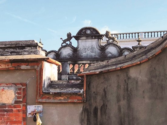 水頭聚落洋樓的裝飾具有獨特的僑鄉風格／顧蕙倩 攝