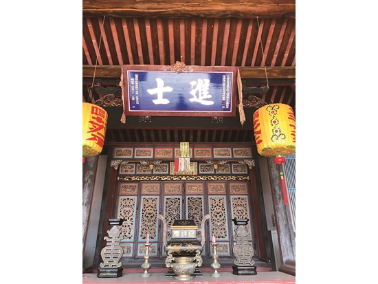 蔡氏歷史悠久，子孫眾多、逐漸分房分派，因此瓊林聚落七座八祠，具有全金門最多的宗祠／顧蕙倩 攝