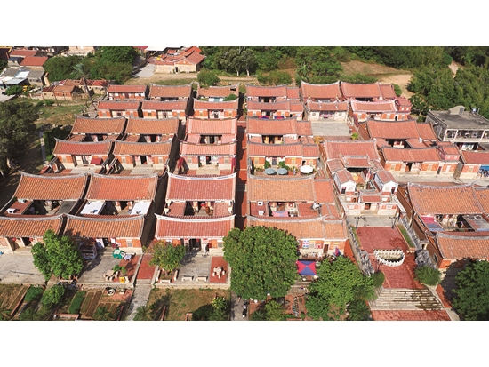 以空拍角度可清楚看見座向一致的建築（攝於山后聚落）／金管處 提供