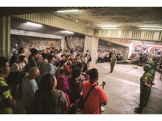 金門獅山砲陣地的軍事操演示範表演