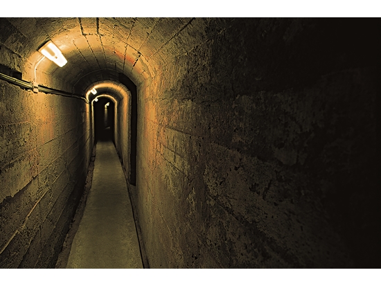 因應砲戰的戰爭型態，各類軍事據點及設施街進行地下化建設（圖為地下坑道）