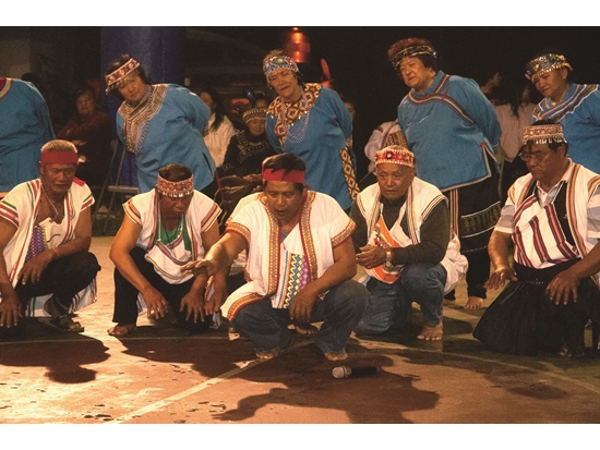 各族多有與狩獵、收穫相關的祭儀或禁忌（圖為布農族報戰功傳統）／邦卡兒．海放南 攝