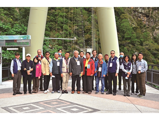 共管會委員為山月吊橋更名案至現場勘查／太管處 提供