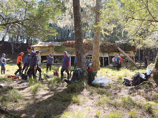 邦卡兒．海放南率隊與單位合作，至太魯那斯駐在所清除倒木、進行修復工作／邦卡兒．海放南 攝