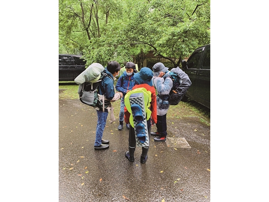 出發萬大北溪前的準備（攝於南投奧萬大）／蔡芷芳 攝