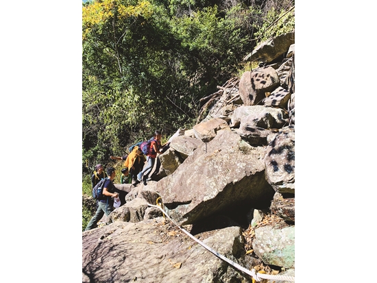 共學團一同攀登屋我尾山（攝於台中谷關）／蔡芷芳 攝