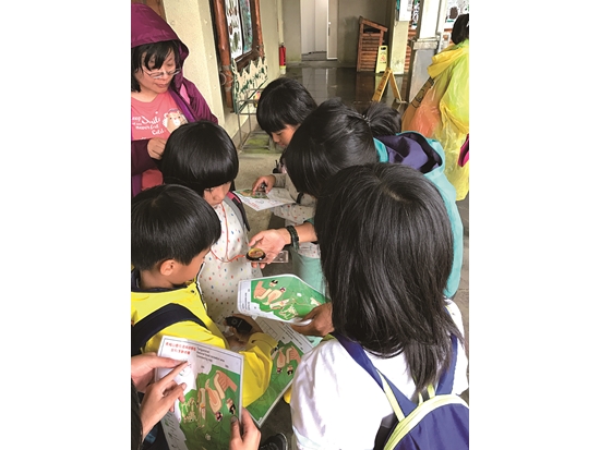 孩子要使用地圖與指北針找到指定地點（攝於桃園東眼山）／洪惠娟 攝