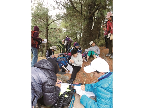 課程運用沿途發現的環境現象，提出問題讓學童思考／玉管處 提供