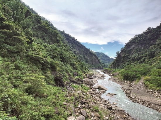 穿過山間的楠梓仙溪河道蜿蜒，呈髮辮型／邱怡瑄 攝