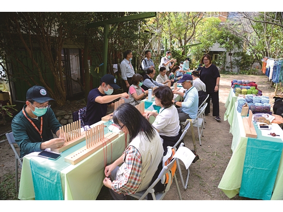 109 年國家公園夥伴關係文化體驗暨經驗交流座談會中的泰雅手作編織體驗／雪管處 提供