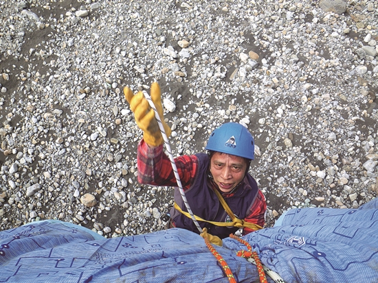 擔任保育巡查員時，鍾安良進行繩索救援演習示範／雪管處 提供