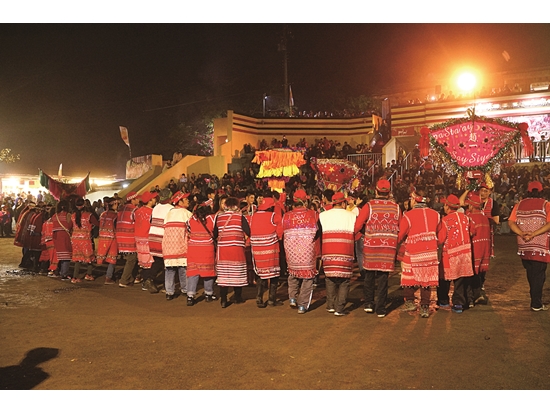 傳統矮靈祭第二夜為娛靈儀式，族人身穿族服並扛肩旗圍繞祭場／雪管處 提供