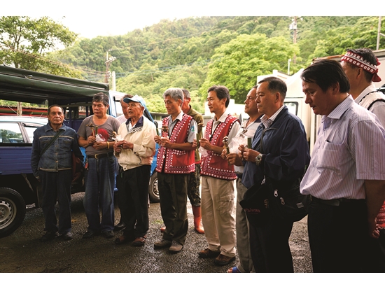《矮靈傳說》紀錄片至部落發表前的祈福／雪管處 提供