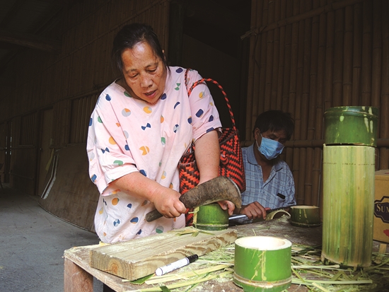 雪管處在觀霧辦理泰雅飲食工作坊，部落學員學習竹筒便當製作／雪管處 提供
