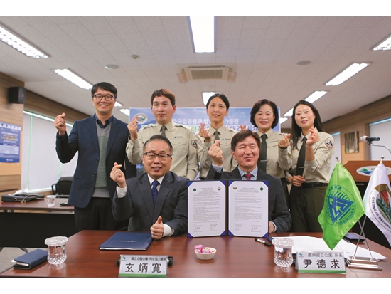 手比愛心，歡喜之情溢於言表