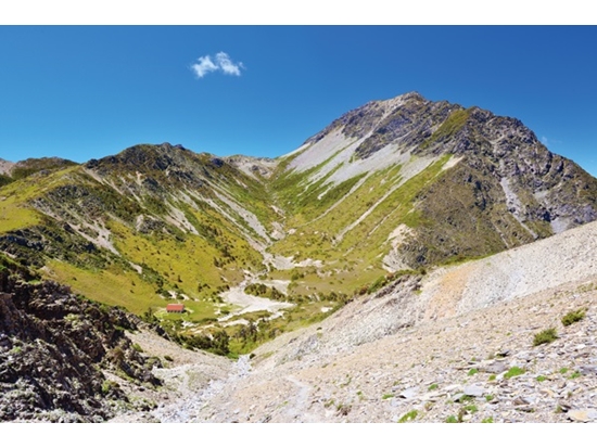 The red roof of the Nanhu Cabins (medium-sized) provides a sense of reassurance to hikers / Photo by Xiao-Lu Ho
