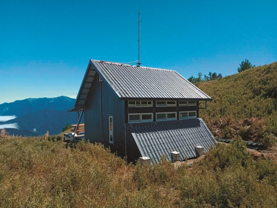 鋼骨、鋁架結構避難山屋歷久不變／雪管處 提供