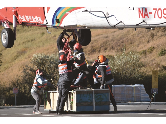 The lifting process challenges the courage and teamwork of everyone involved / Provided by Taroko National Park Headquarters