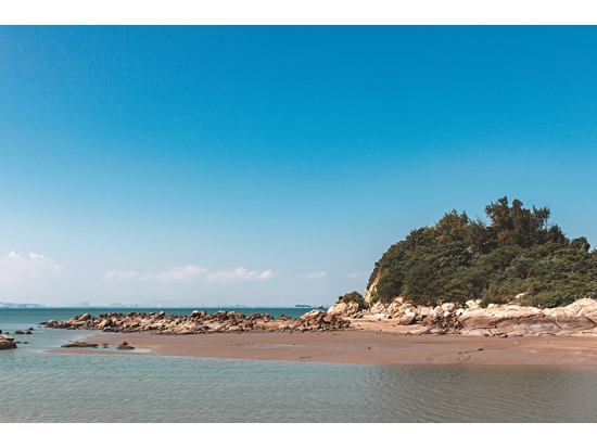 Kinmen National Park Headquarters monitors coastal terrain changes through a survey on Coastal Terrain Change Trends./Photo by Andy Wang. (Source: https://unsplash.com/photos/R8jv7Kw5oc0)