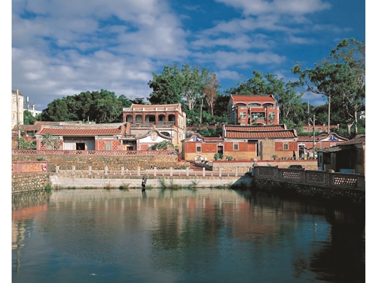 聚落多立基於前低後高的緩坡上，確保聚落避風的需要；最低處為水池，可作為調節氣候等用途／金管處 提供