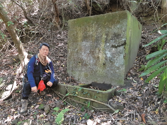 金尚德踏查西拉岸聚落群，此處史蹟聚落群保存完整，圖為西拉岸教育所遺蹟現存的水塔／金尚德 提供