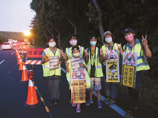 Kenting National Park implements traffic control during land crabs' peak spawning season, to protect juvenile crabs./ Provided by Kenting National Park Headquarters