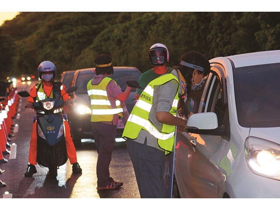 Communicating concepts of crab protection and conservation to road-users during traffic control periods./ Provided by Kenting National Park Headquarters (photo: Cheng-Feng Yang)