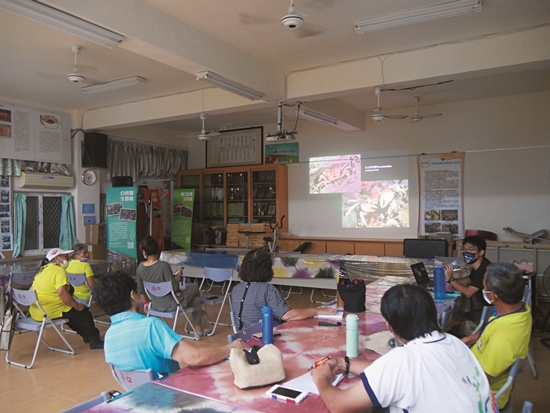 Dr. Cheng-Chang Lee shares about land crab ecosystems with crabprotection partners at Gangkou Community./ Provided by Kenting National Park Headquarters