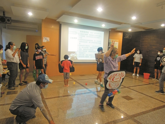 Kenting National Park Headquarters organizes the “A ‘Crabby’ Mommy Thanks You” ecotourism activity to raise public awareness of land crab conservation./ Provided by Kenting National Park Headquarters