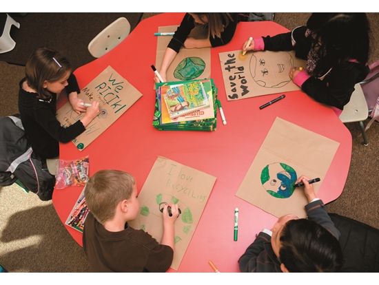 小學於世界地球日舉辦繪畫活動／ Ken Wright 攝（來源：https://www.dvidshub.net/image/389358）