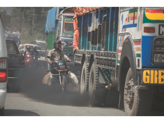 來自城市的污染隨空氣飄散至山域