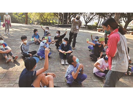 學生透過角色扮演進行「覓食大作戰」，認識獼猴的食物